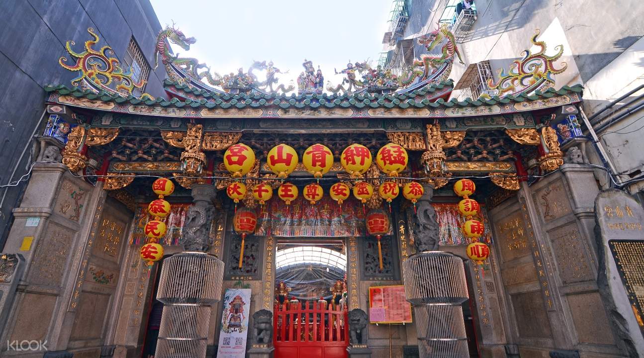 除了艋舺最出名的龙山寺和剥皮寮外,你还将走过青草巷,艋舺公园,辽浇