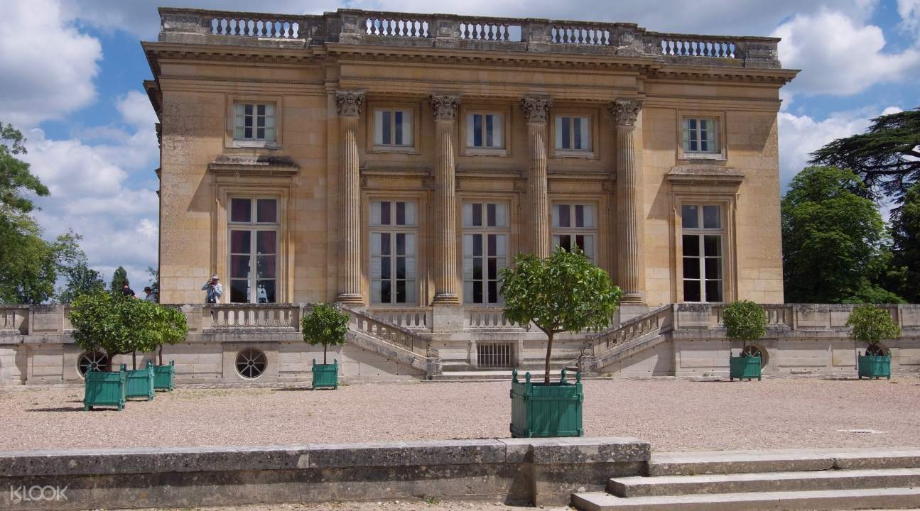 Afternoon Tour inside Marie Private Estate from Paris