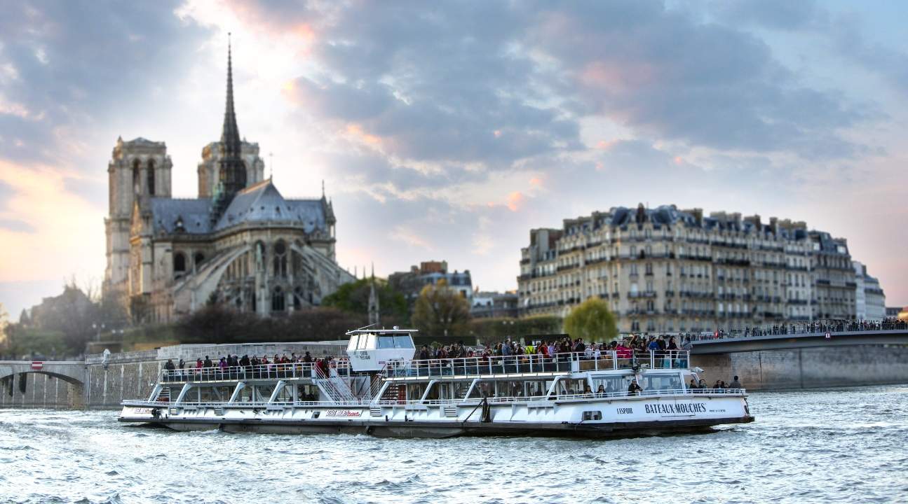 bateaux parisiens seine river sightseeing cruise with commentary