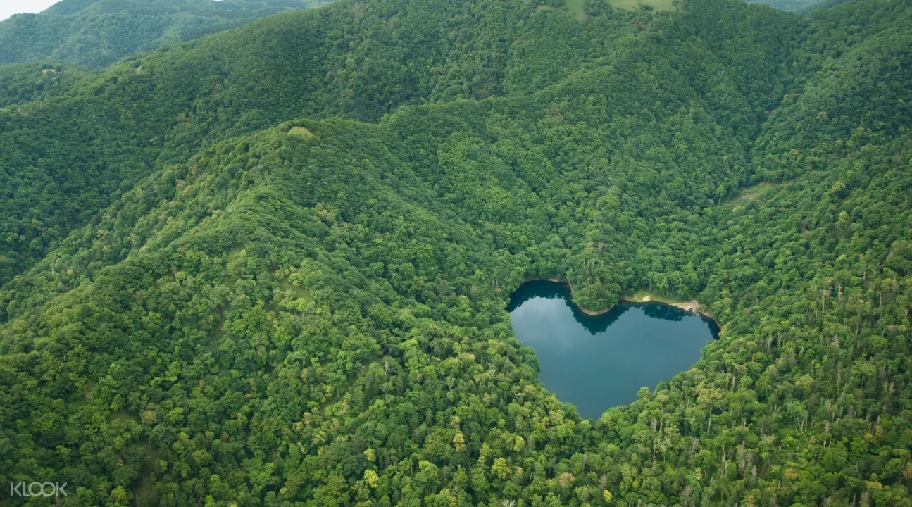 Lake Toyoni Helicopter Cruising Experience In Hokkaido Japan Vaelj bland ett stort urval liknande scener. lake toyoni helicopter cruising