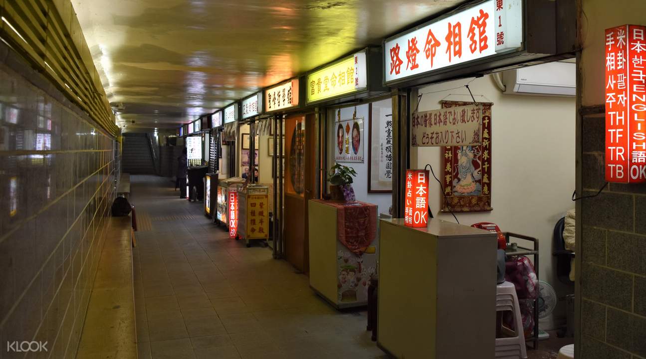 Chinese Fortune Telling Near Xingtian Temple, Taipei
