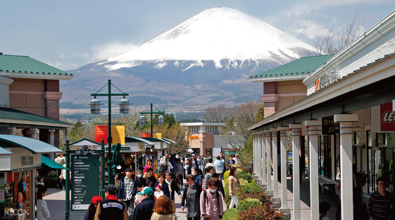 箱根町位于富士箱根伊豆国立公园的中央,从东京市内前往箱根交通很