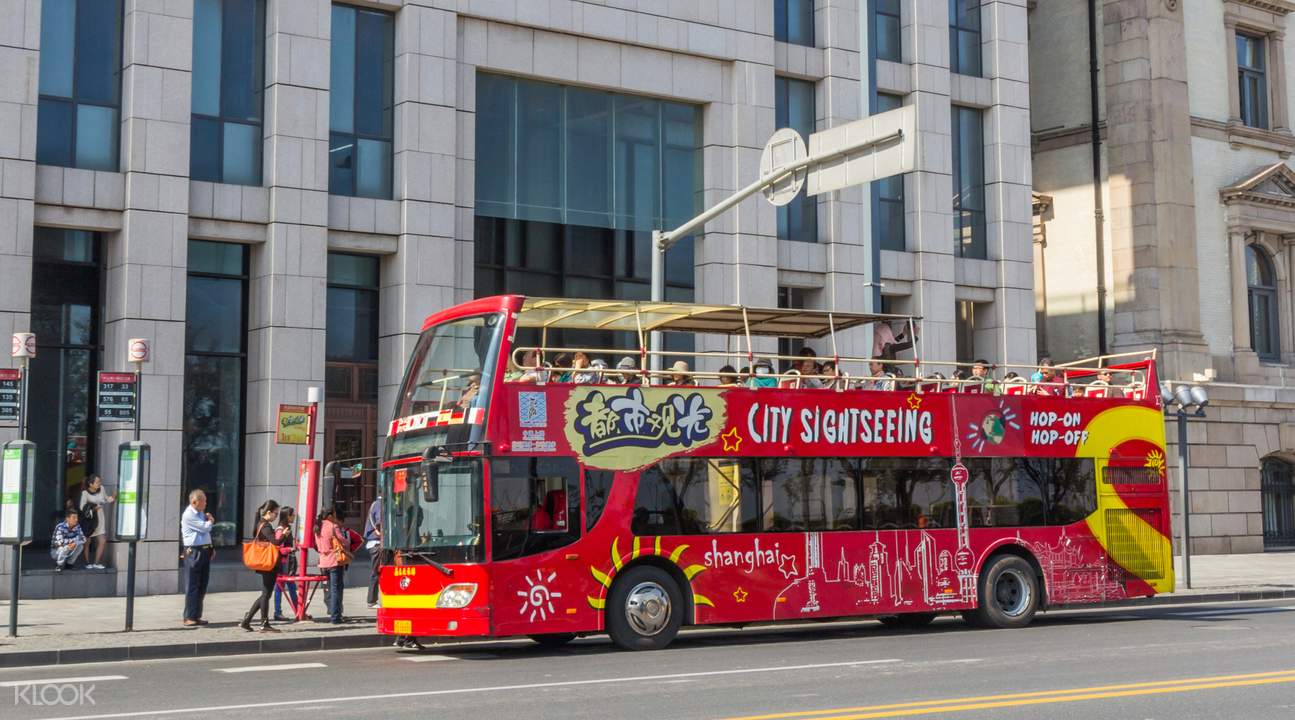 搭乘上海观光巴士,在海独一无二的双层敞篷观光车上饱览上海城市风光