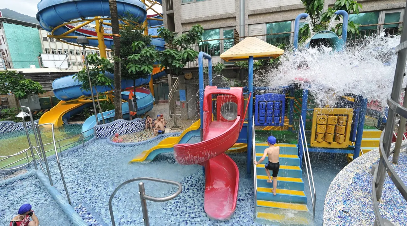 中冠礁溪大飯店擁有五層樓高空溫泉滑水道