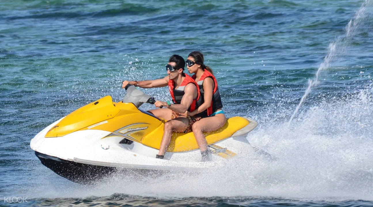 coup0le jet skiing in nusa dua bali