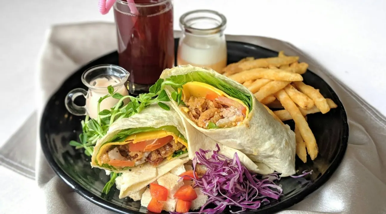 悠閒地喝著飲品，搭配中冠礁溪大飯店提供的輕食沙拉