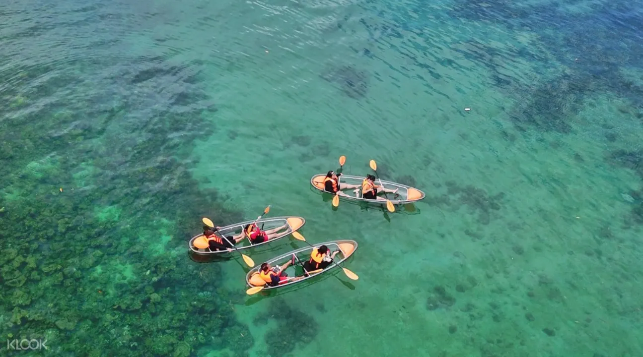 แพ็กเกจเล่นพาราเซลลิ่ง (Parasailing) และพายเรือคายัคท้องใส (Kayak)  ที่เกาะโครอน (Coron), ปาลาวัน (Palawan), ฟิลิปปินส์