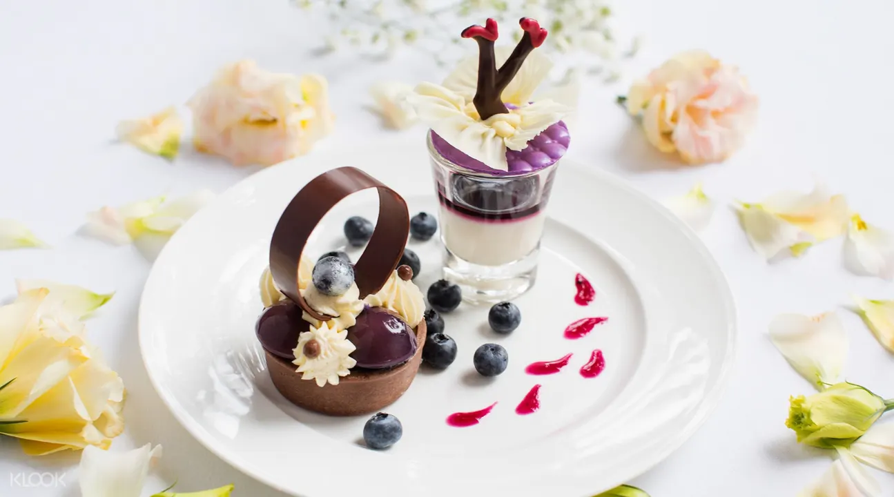 甜點杯巧與精緻糕點