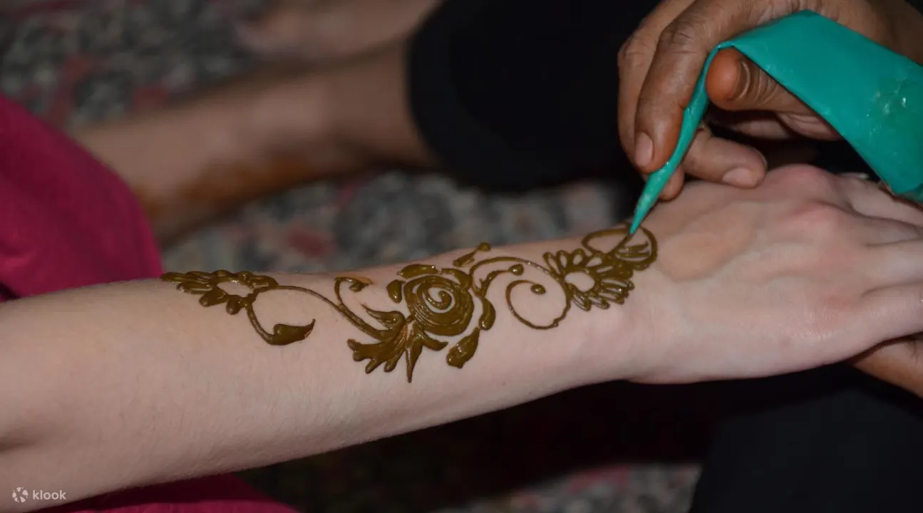 vẽ henna ở safari sa mạc dubai