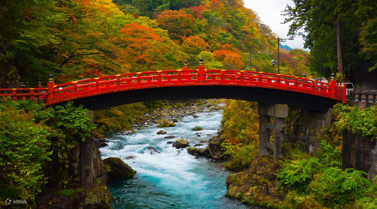 在日本栃木縣日光市的秋季，走過新京橋，欣賞紅葉美景