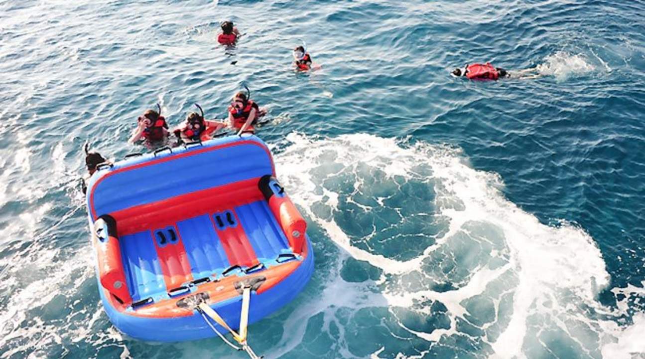 Crucero o fiesta en yate de lujo.