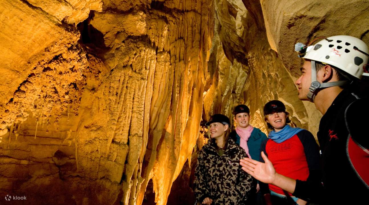 Limestone formations in Waitomo Glowworm Caves 
