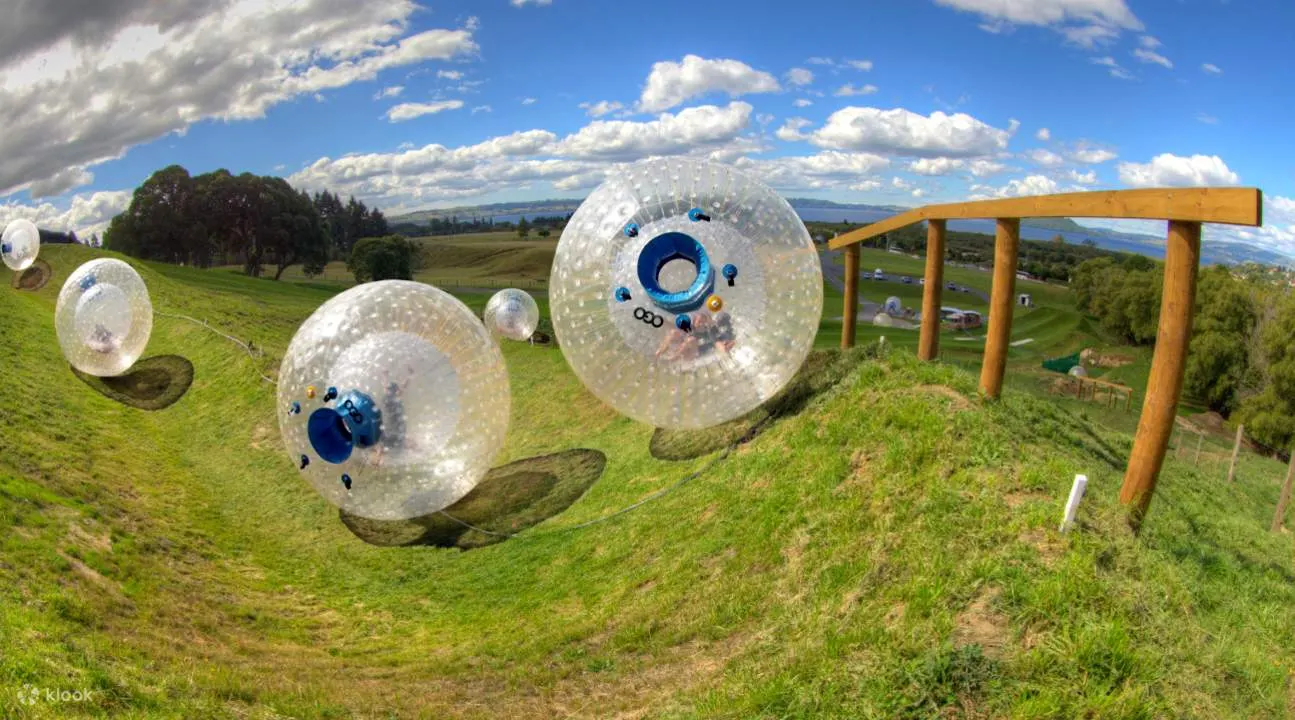 Sidewinder 轨道中的 zorb 充气球