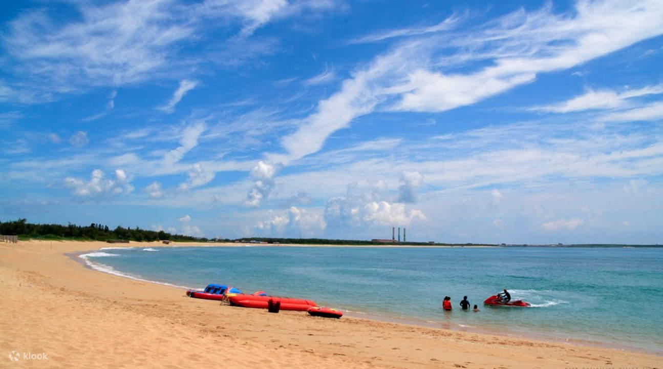 Deportes acuáticos en la playa de Aimen