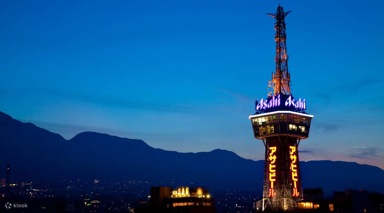 la torre di Beppu illuminata di notte