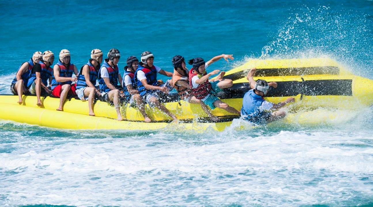 Deportes acuáticos en la playa de Aimen