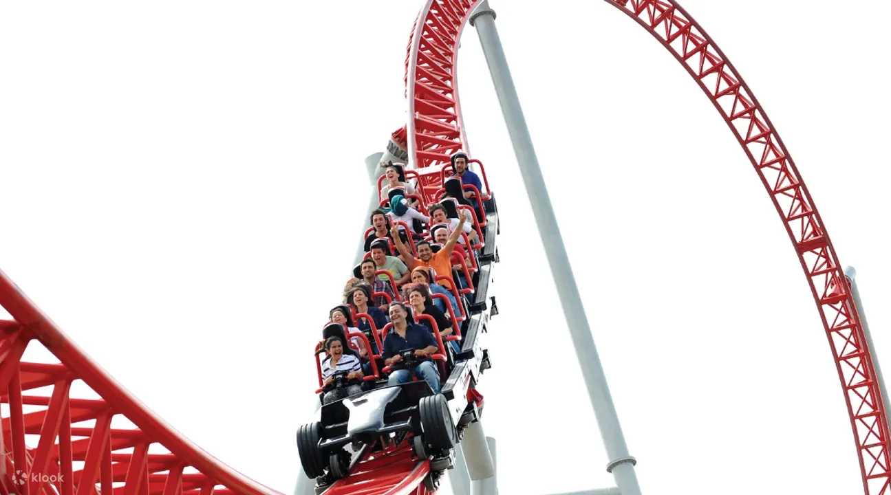 人们在 isfanbul 主题公园 vialand 乘坐呼吸器过山车