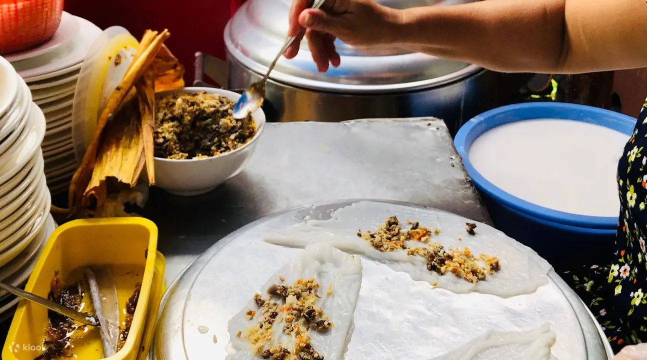 芽庄制作 Banh cuon 的妇女