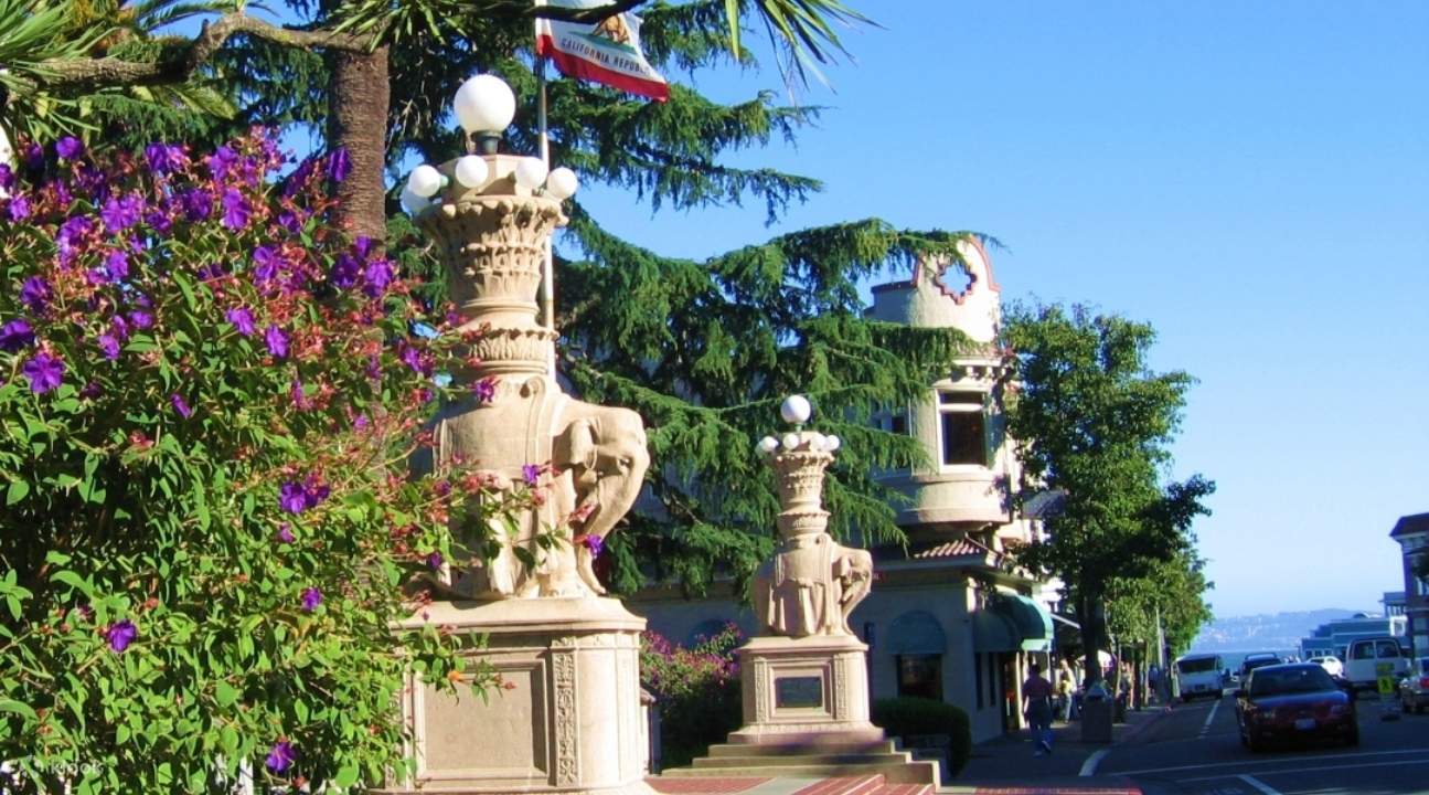 một con phố đẹp như tranh vẽ ở Sausalito