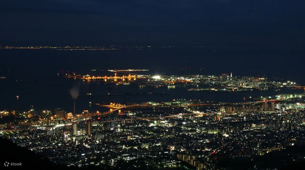 從六甲山俯瞰的極高視角全景、千萬美金夜景、閃爍的城市燈火、神戶港與大阪灣、電影感光影、暮色深藍紫、超高畫質。
