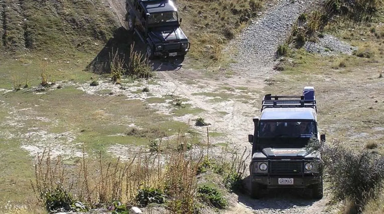 越野道路上的 4wd 汽车