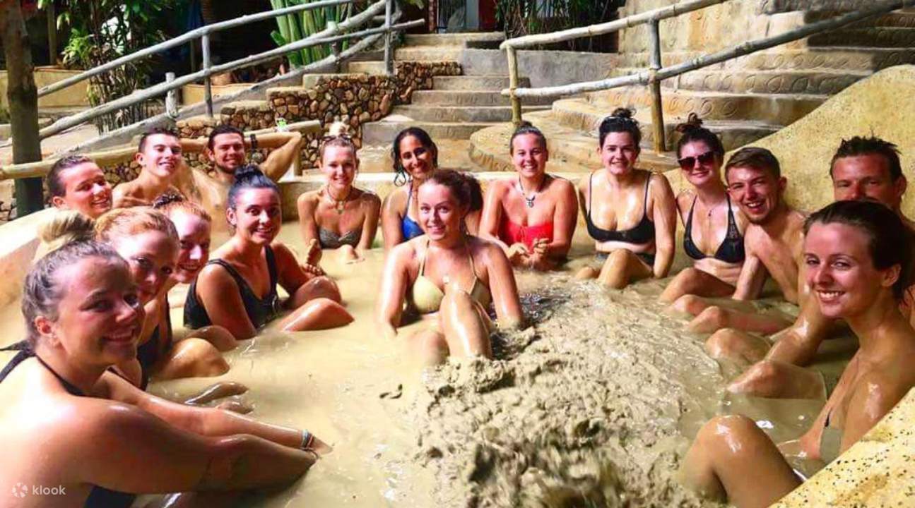 amici che condividono un bagno di fango