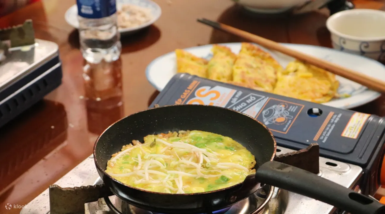 学生们在 Jolie Da Nang 烹饪班准备蔬菜