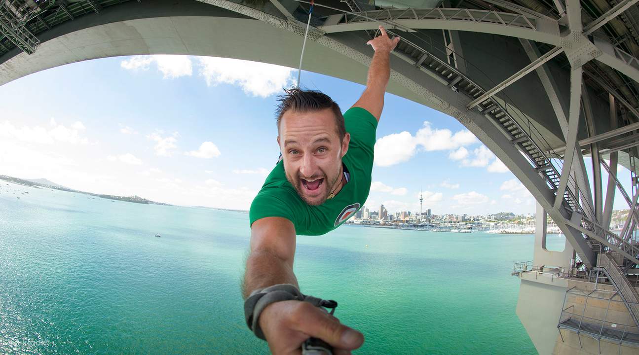 Nhảy Bungy Ở Cầu Auckland