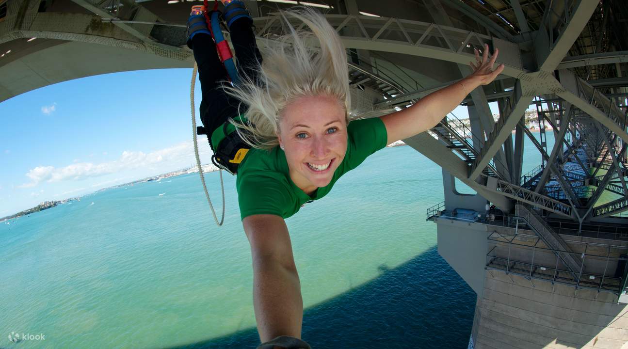 Chạm vào đại dương tại Auckland Bridge Bungy