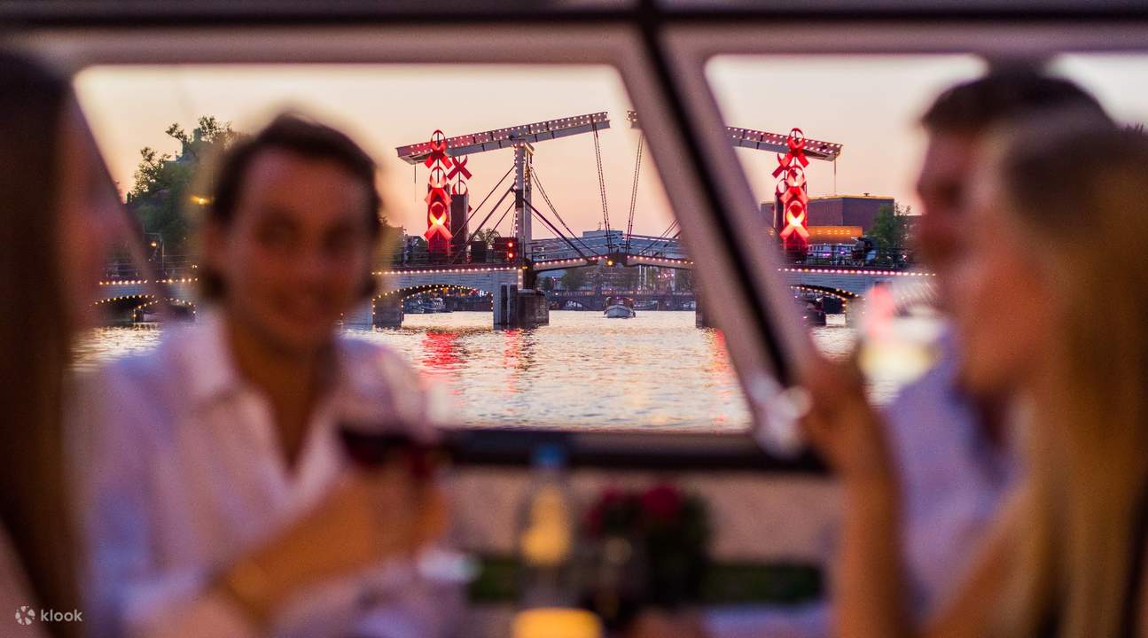 bateau passant l'attraction d'amsterdam