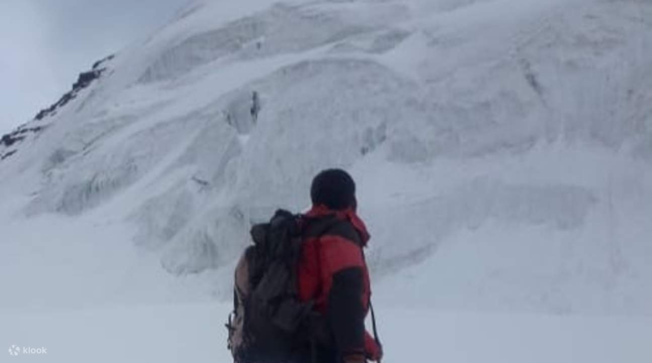 在斯托克坎裡的雪地上行走的人