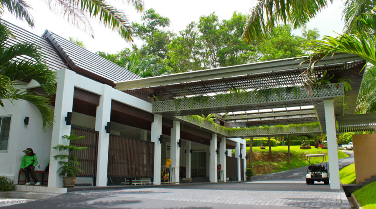 the entrance of Loch Palm Golf Club
