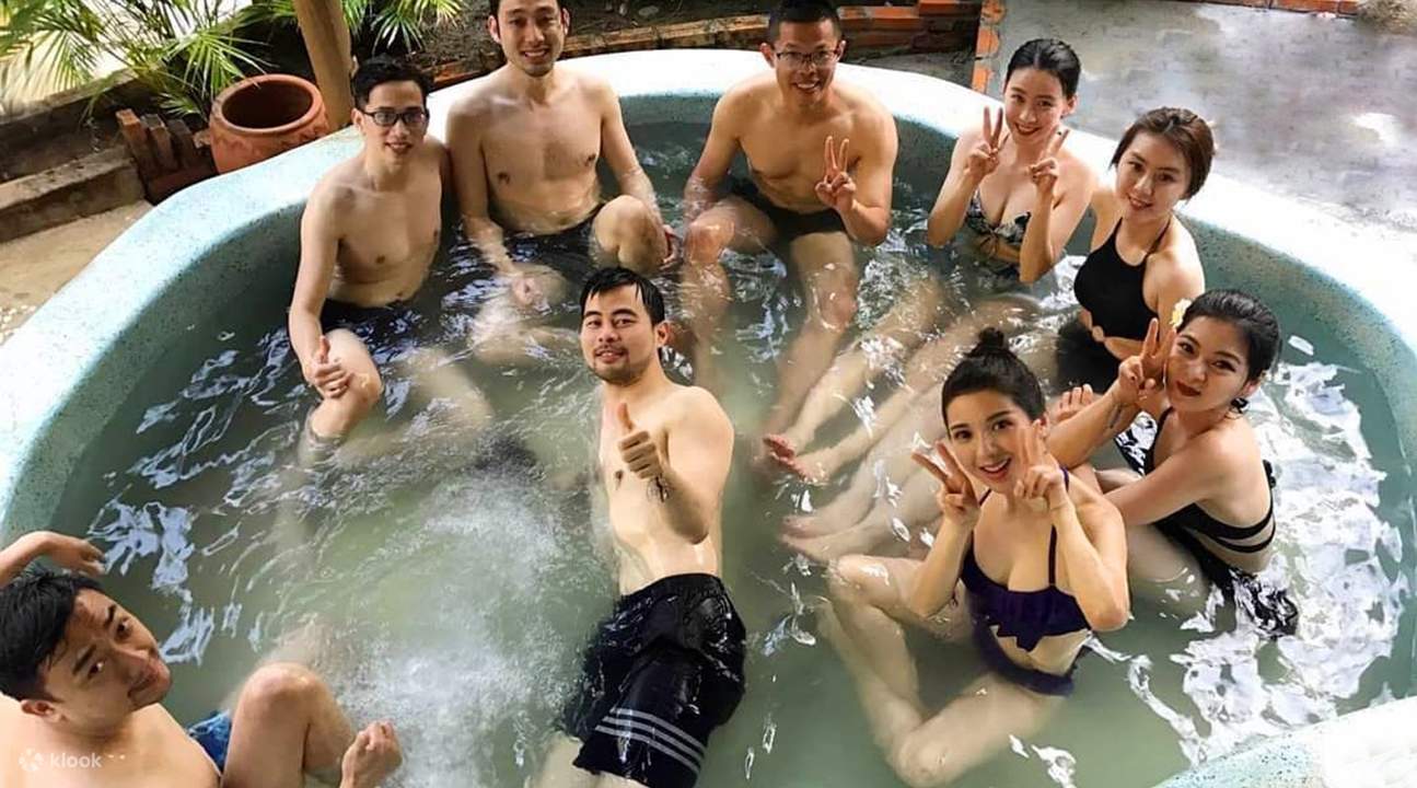 プールで楽しむ友人たち