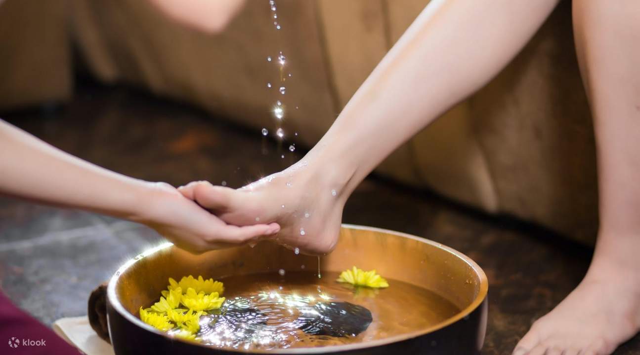 Hanoi Cyclo and Street Food Walking Tour with Foot Massage Treatment