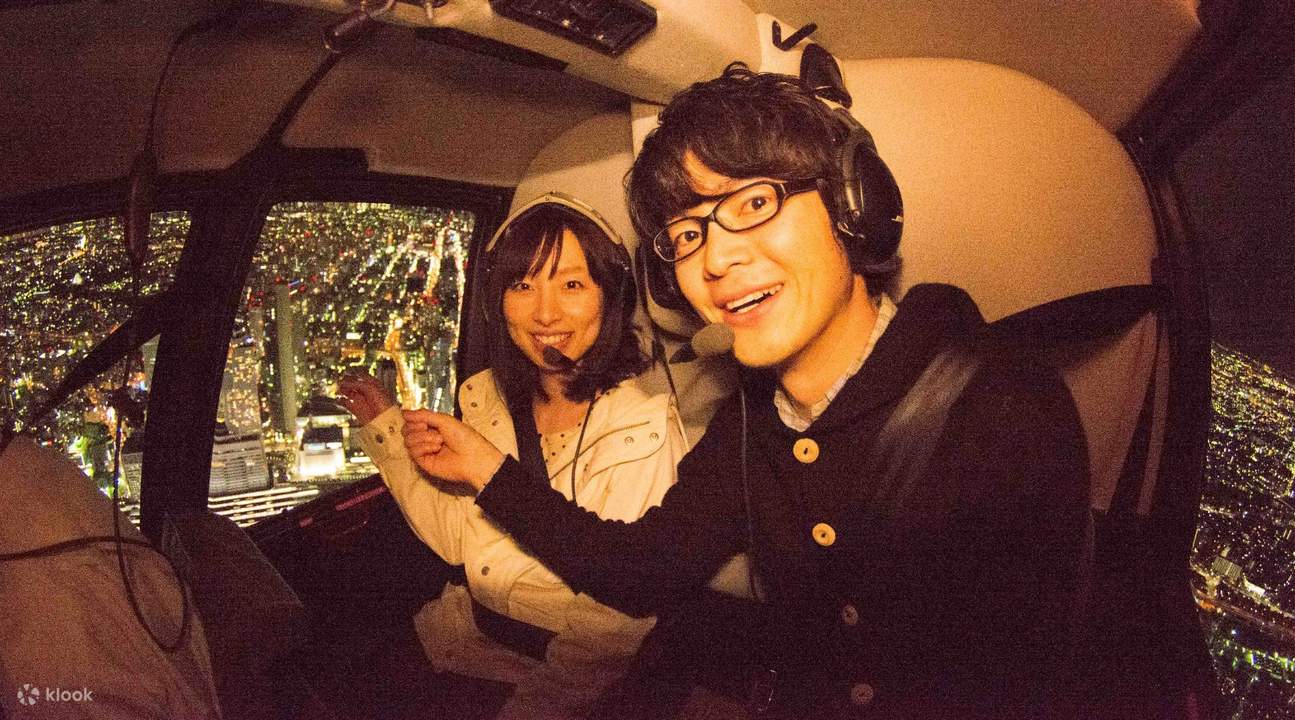 pareja montando en helicóptero durante el paseo en helicóptero en nagoya