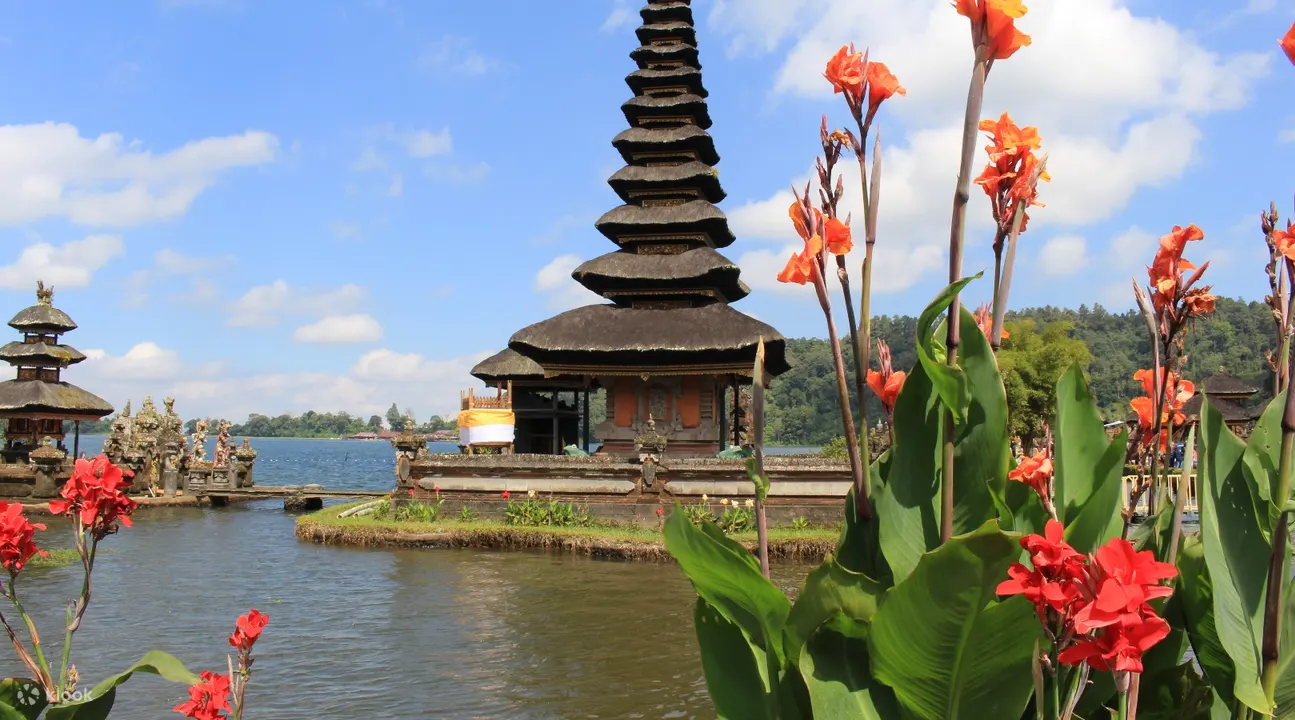ウルンダヌブラタン寺院 ジャティルイライステラス タナロット寺院 日帰り旅行の割引予約 バリ Klook