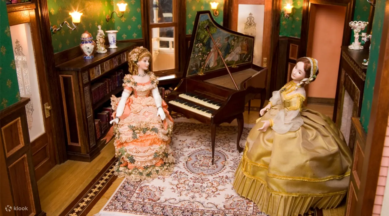 Miniature Museum European Noblewoman