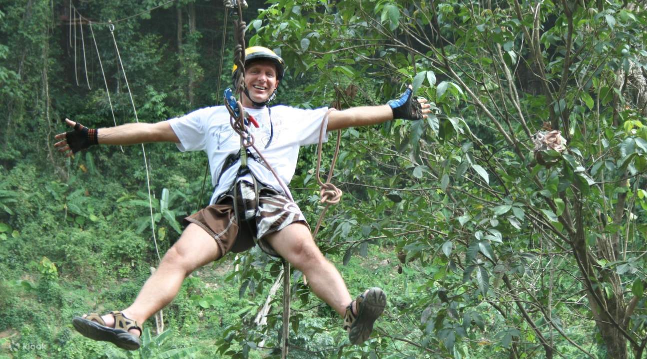 homme sur une tyrolienne à Phuket