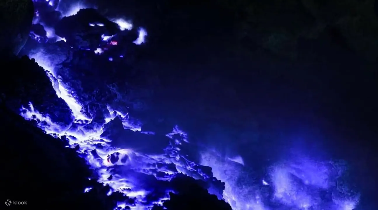 伊真火山蓝色火焰