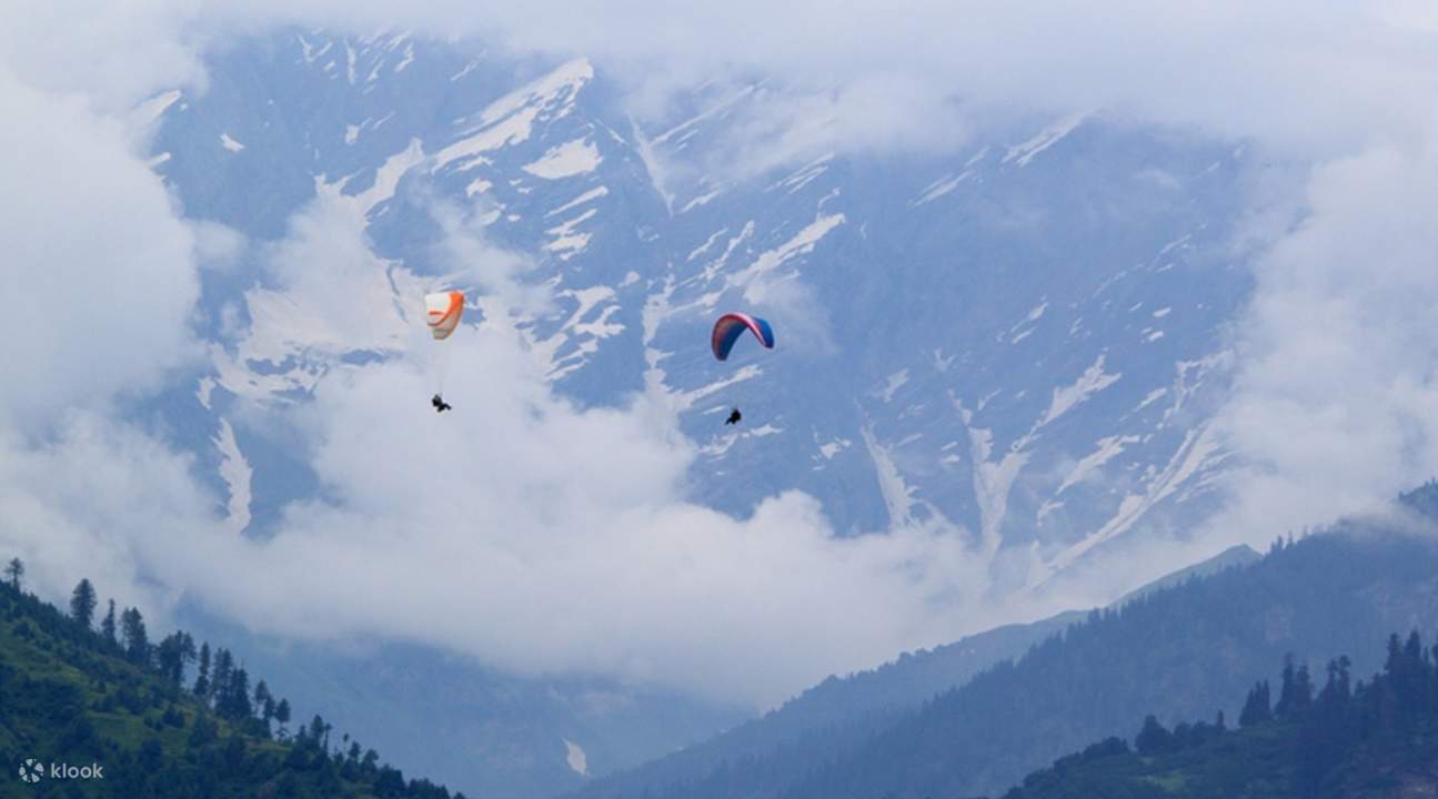 pandangan jauh orang paragliding di atas Lembah Kullu