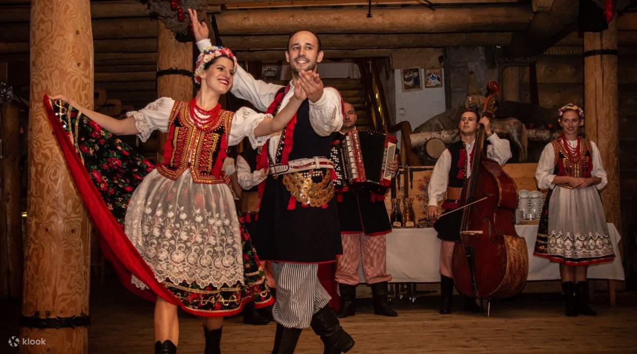 クラクフのレストランでディナーを楽しみながら、ダンサーのパフォーマンスを鑑賞