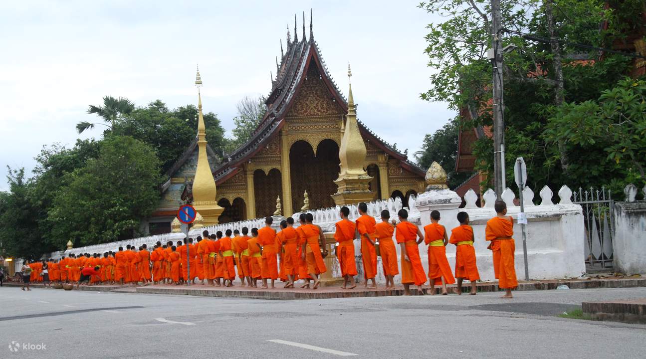ルアンプラバンの施し物