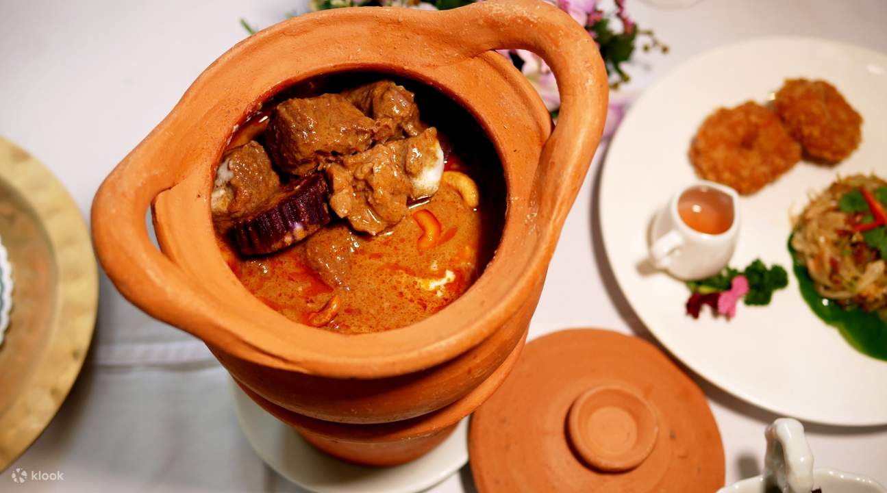 Massaman Curry with Lamb and Sweet Purple Potato di Blue Elephant di Phuket