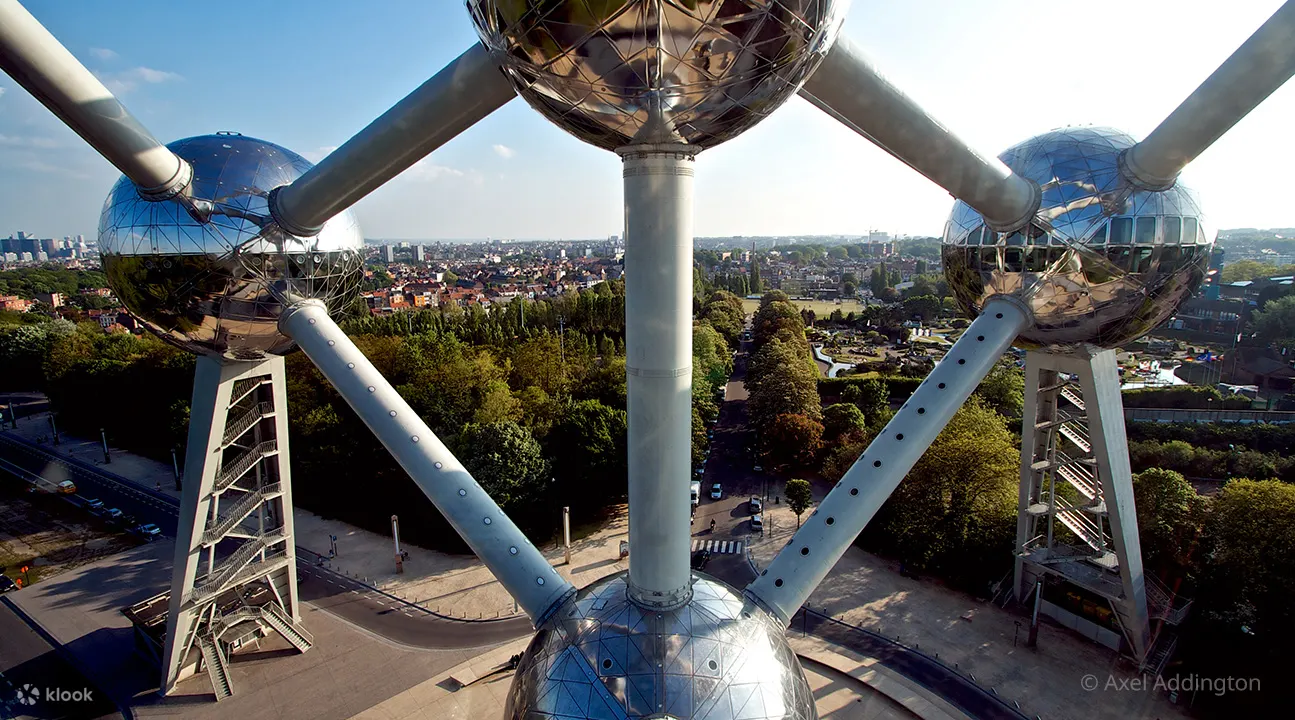 Đài kỷ niệm mô hình Atomium  biểu tượng cho vẻ đẹp hiện đại của Brussels Bỉ