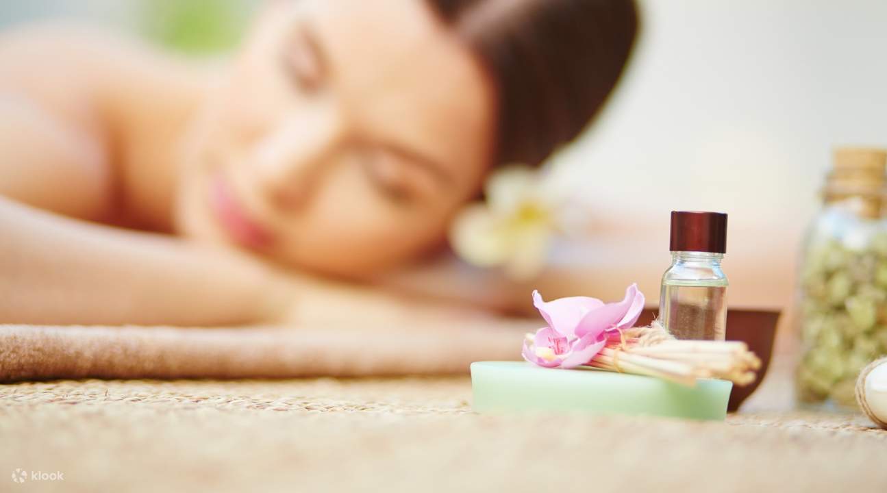 按摩床上的女子