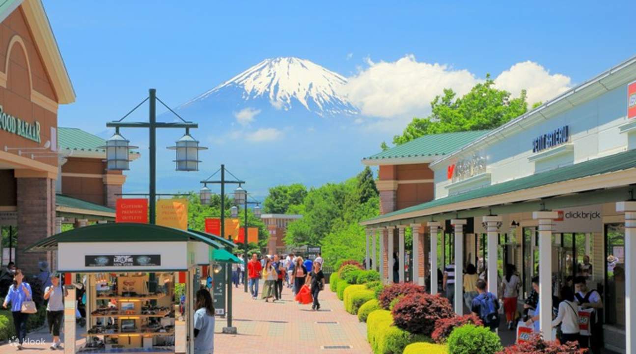 people shopping in Gotemba Premium Outlets