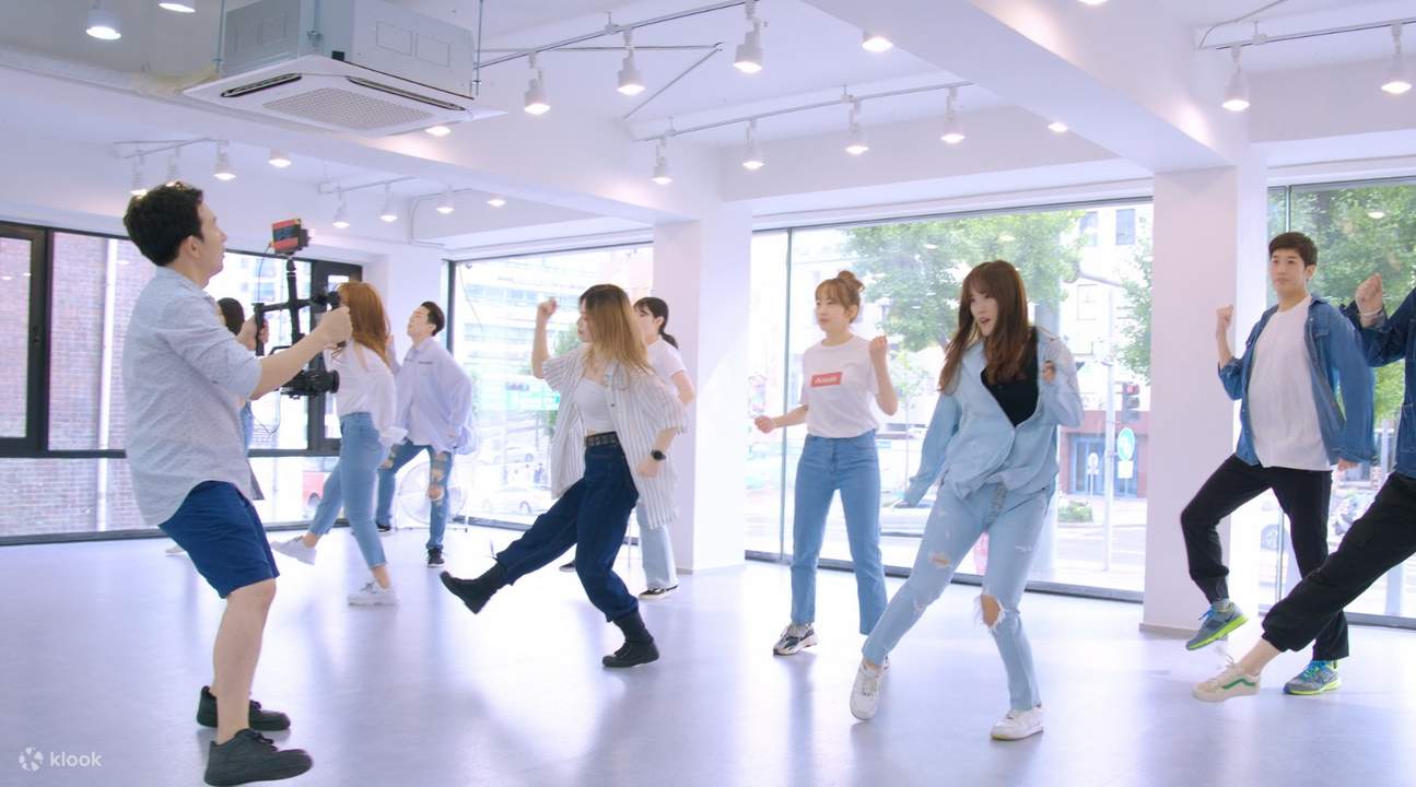 people taking the kpop dance class in fanxy studio