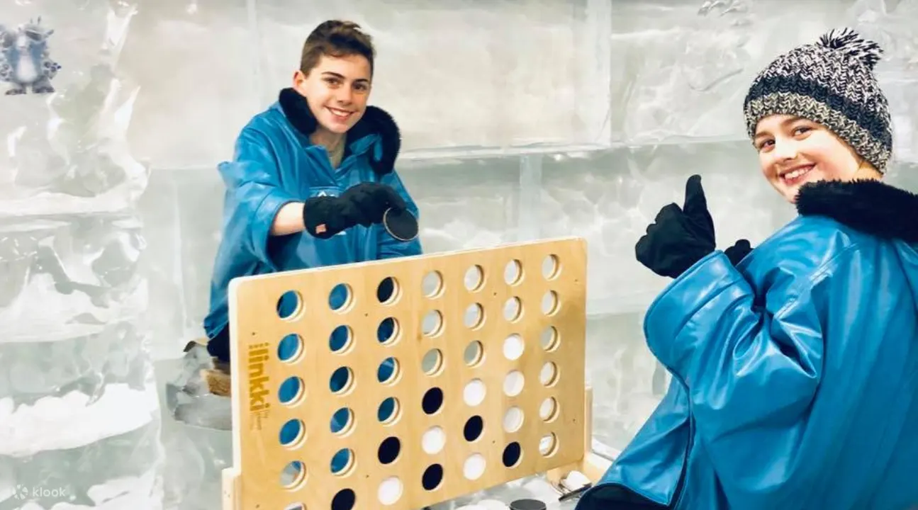 孩子们在墨尔本 IceBar 玩桌面游戏