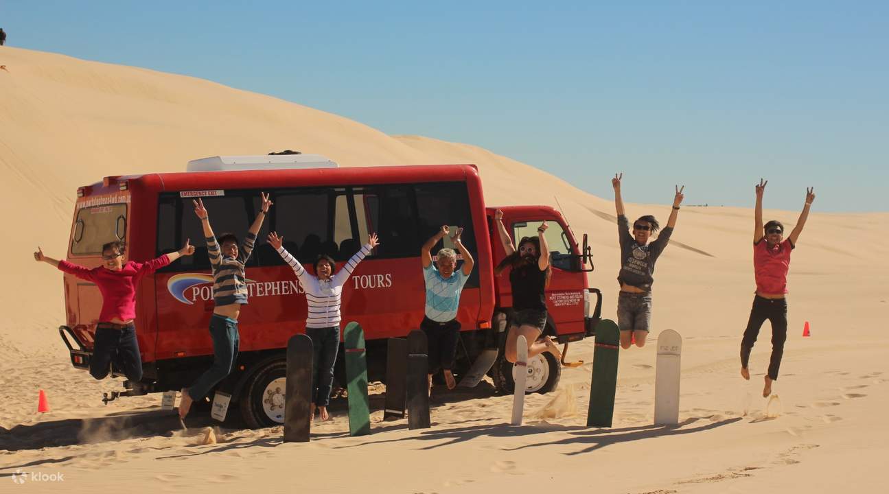 Семья делает фото в прыжке после катания на сэндборде в Порт Стивенс