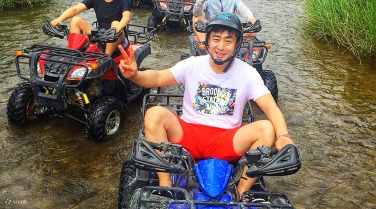 นักท่องเที่ยวที่ขับรถเอทีวี